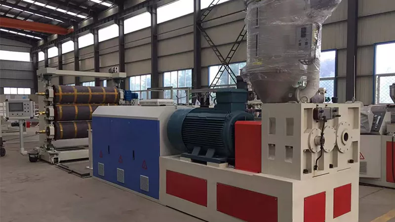 Macchina per tende per porte morbide: uno strumento di produzione moderno efficiente, intelligente ed ecologico