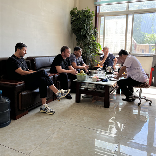 Benvenuti amici stranieri in fabbrica