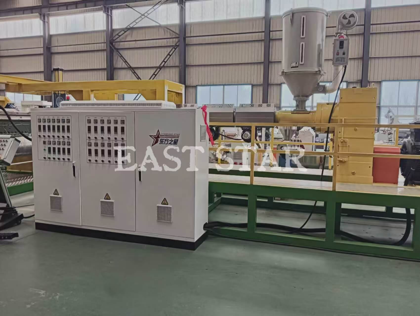 Innovazione rivoluzionaria! Qingdao EASTSTAR, la nuova linea di estrusione di fogli con nastro per letame da 2,4 metri esce con successo dalla linea