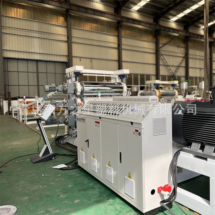 Visite dei clienti per la linea di produzione di lastre con motivo a diamante in PVC per la zootecnia