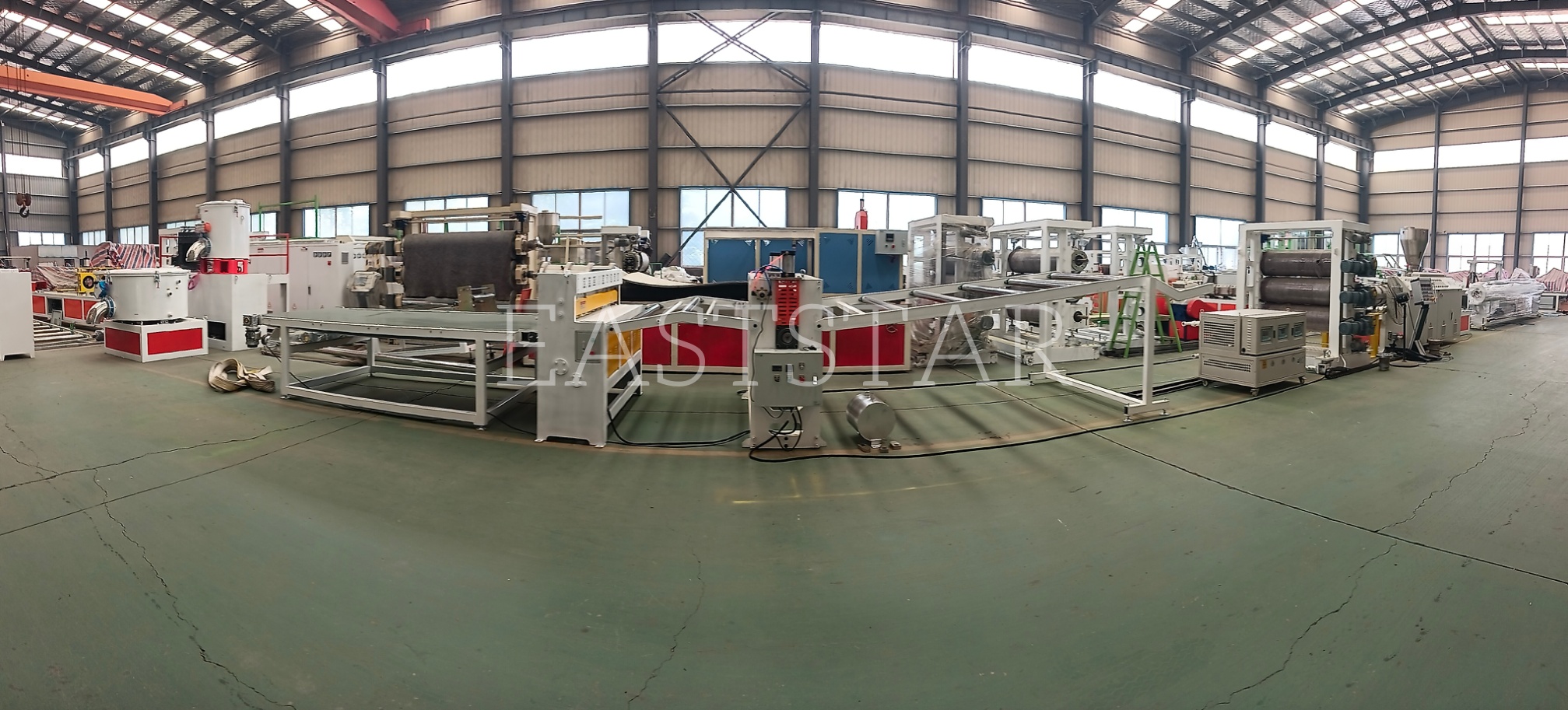 Linea di produzione per estrusione di lastre in PVC: tecnologia avanzata per una produzione efficiente