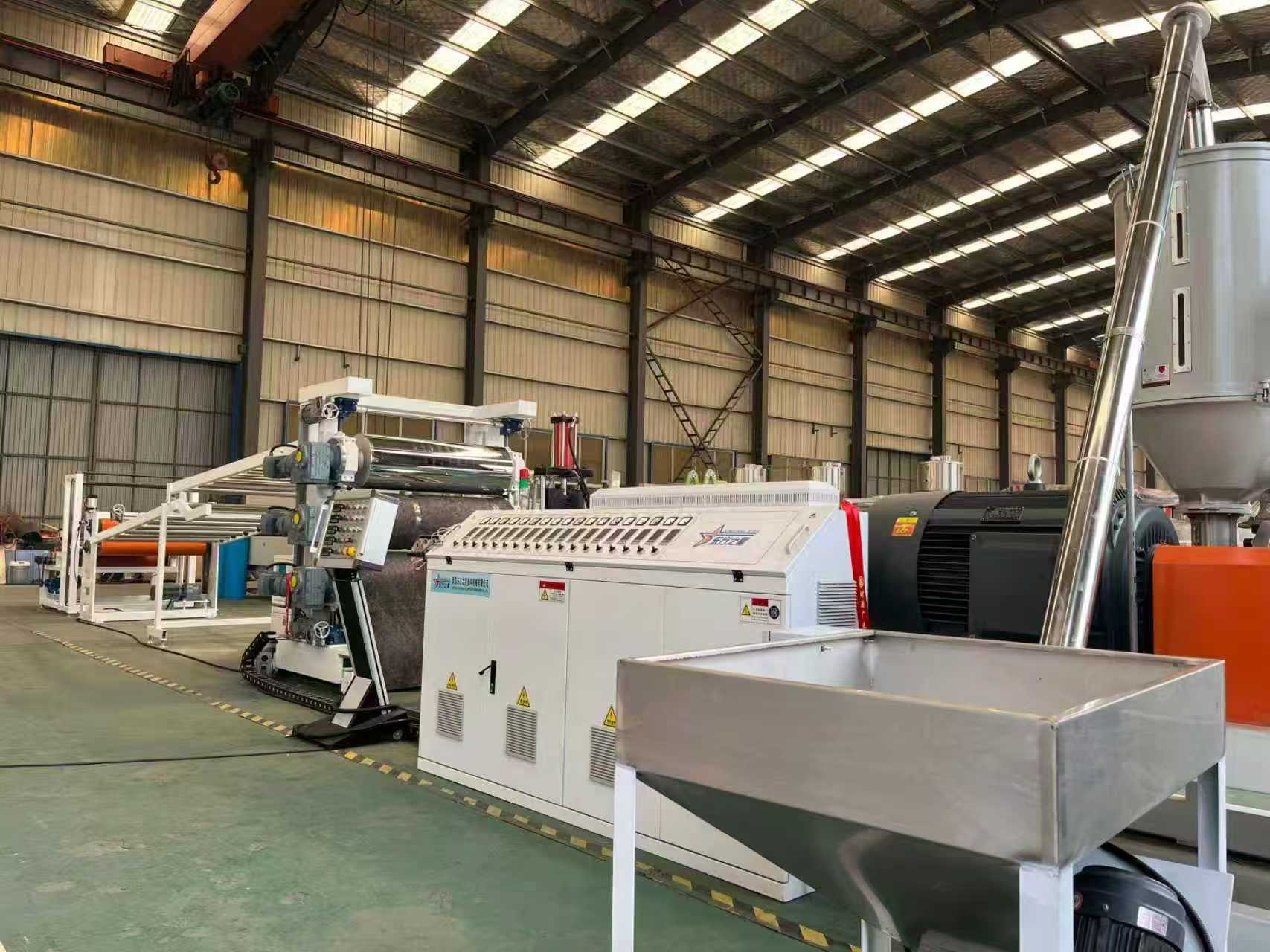 QINGDAO EASTSTAR dà il benvenuto ai clienti per l'ispezione delle attrezzature del tappetino antiscivolo TPE/TPV/TPU/TPR