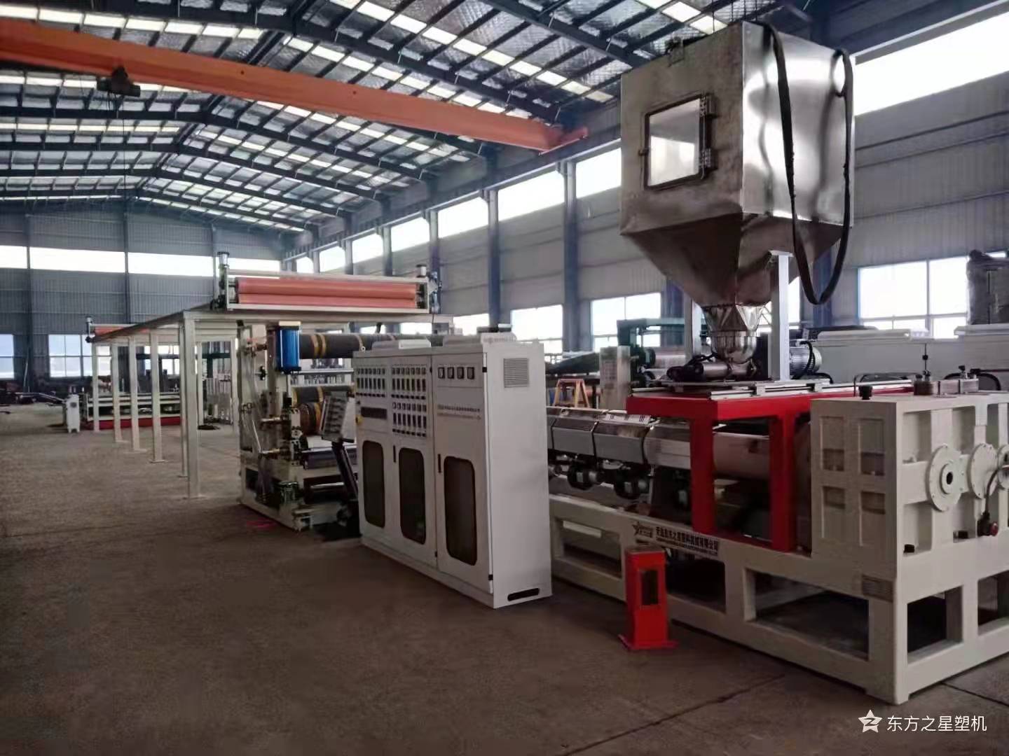 L'aggiornamento intelligente della linea di produzione di tappetini per auto compositi in TPE/SBS/PVC sta guidando l'innovazione nella produzione di interni automobilistici.