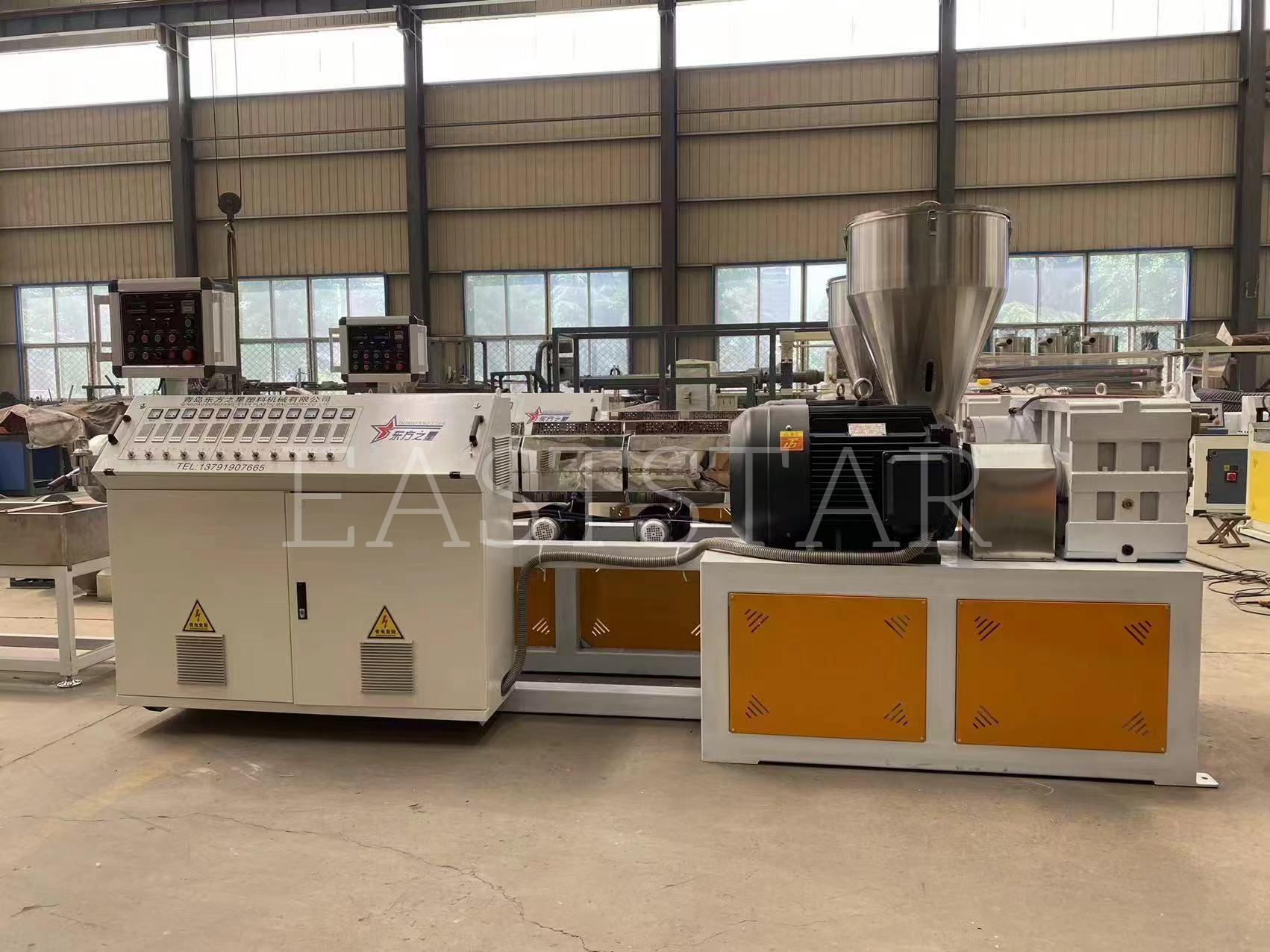 Il nostro team tecnico sta eseguendo l'assemblaggio di precisione del granulatore bivite parallelo TSSK65 per il nostro cliente arabo