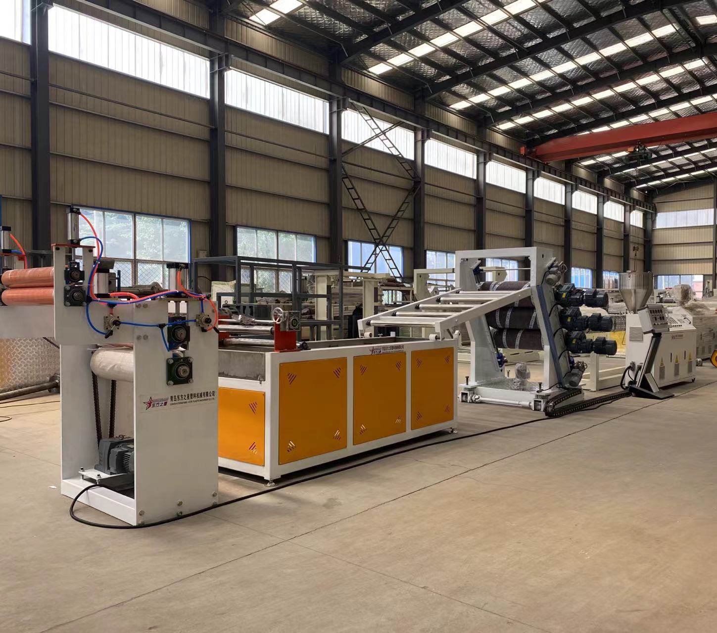 Le soluzioni professionali per la linea di produzione di tende per porte flessibili in PVC consentono una produzione efficiente di tende per porte industriali