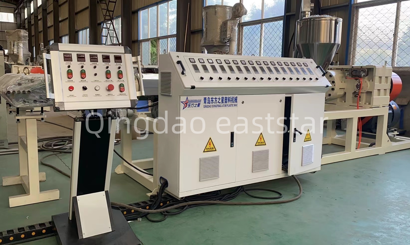 In che modo una linea di produzione professionale di pannelli drenanti in PE garantisce la qualità dei sistemi di drenaggio degli edifici?