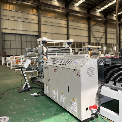 Produzione di lastre flessibili: la linea di produzione di lastre flessibili SPVC professionale consente lo sviluppo moderno di bestiame e materiali da costruzione