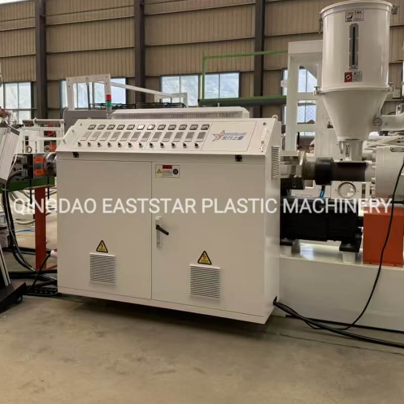 Una su due linee di produzione di profili in PVC per l'allevamento del bestiame